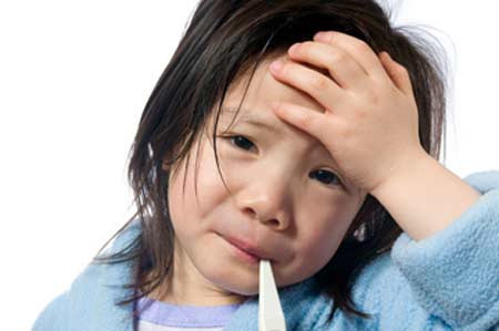 Ngậm dưa chuột thay ti giả. Mẹ hãy chọn một quả dưa chuột non (dưa chuột non có ít hạt hơn), ngâm muối và rửa thật sạch sẽ. Dùng một con dao tỉa dưa chuột thành hình dạng một ngón tay dày. Nhỏ ở phần đầu và to dẫn về đuôi. Giữ phần chưa nạo vỏ của dưa chuột như là thân bình sữa, đầu kia nạo vỏ sạch sẽ rồi đưa em bé ngậm. Hiệu quả làm mát của dưa chuột sẽ xuất hiện ngay lập tức.