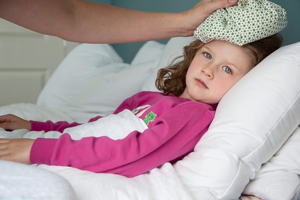 Xông cho bé: Đổ nước nóng vào bồn tắm hay một chậu lớn rồi pha một thìa dầu khuynh diệp hoặc benjoin vào. Phòng tắm phải đóng kín để hơi bốc lên không bị thoát ra ngoài. Bế bé trên tay hoặc để ngồi dưới sàn có trải khăn. Khoác một khăn tắm quanh người bé, không cần mặc quần áo. Mồ hôi bé sẽ ra nhiều. Hơi nước nóng có dầu sẽ thấm qua da được bé thở hít vào phổi.