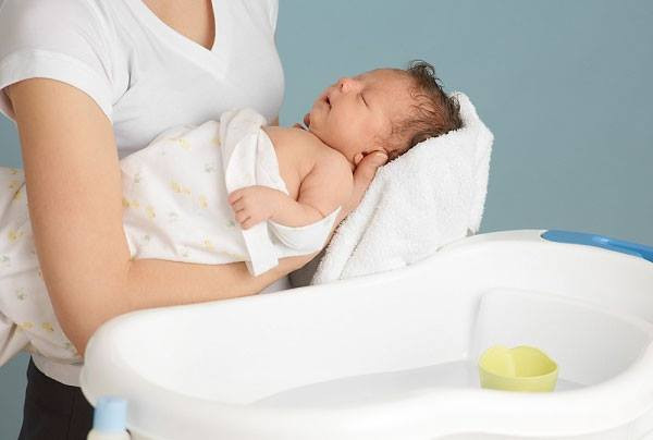Tắm cho bé: Trước đây, các cụ nhà ta thường kiêng kị việc tắm táp mỗi khi bị sốt, nhất là với trẻ con. Nhưng ngày nay, nhiều nghiên cứu đã chứng minh, tắm chính là cách hạ nhiệt cơ thể rất nhanh nhưng phải tuân thủ các kĩ thuật. Việc hạ nhiệt cho bé khi sốt là cực kì quan trọng vì não trẻ còn yếu nên rất dễ bị tổn thương. Tắm là cách chủ yếu để hạ nhiệt cho não.