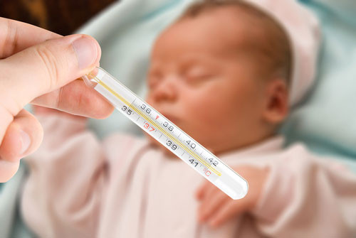 Đưa bé vào nơi kín gió, cởi bỏ bớt quần áo và dùng khăn ấm lau người cho bé, nhất là các bộ phận nách, hạch, bẹn... Không nên đặt bé nằm ở nơi quá nóng. Cho bé ăn đồ ăn lỏng hơn ngày thường để dễ tiêu và uống các loại nước như orezol, nước chanh, nước cam. Không chườm cho bé bằng nước lạnh, nước đá, cũng không được xoa dầu gió cho bé.