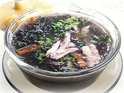 Tảo tía (khô): 1.800mcg. Tảo tía là một loại thực phẩm giàu dinh dưỡng, có chứa rất nhiều protein, phốt pho, sắt, iốt, vitamin, đường và muối vô cơ nên nó không chỉ là một món ăn ngon mà còn có giá trị làm thuốc rất cao, với tác dụng lợi tiểu, thanh nhiệt, bổ thận, tiêu đờm, dưỡng tâm.