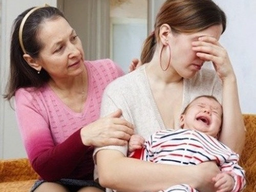 Đề nghị sự giúp đỡ từ người thân. Có nhiều mẹ muốn tự tay chăm sóc con cái vì sợ làm phiền người khác, tuy nhiên nếu cố gắng quá sẽ để lại những di chứng sức khỏe khi về già. Hãy chủ động đề nghị sự giúp đỡ của người thân như bà nội, bà ngoại hoặc chồng. Đặc biệt là đối với những phụ nữ sinh mổ, hạn chế vận động để vết thương mau lành. Bạn có thể vắt sữa cho vào bình tiệt trùng bảo quản trong tủ lạnh trước khi đi ngủ, sau đó nhờ người thân cho trẻ uống một vài lần vào ban đêm.