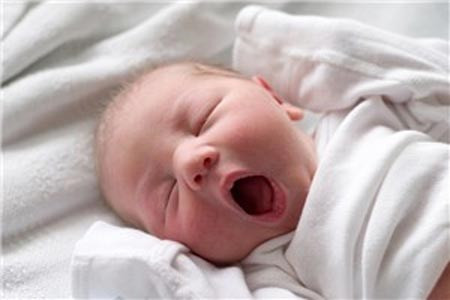 Không cần phải quá vội. Thỉnh thoảng, giữa đêm nghe bé khóc, đừng vội bế bé lên dỗ dành, trừ khi bạn cho rằng bé đói hoặc có điều gì đó không ổn. Bé có thể sẽ ngủ lại ngay mà không cần bạn phải dỗ dành.
