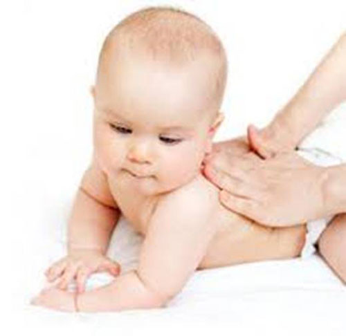 Vỗ lưng cho bé. Cách đơn giản nhất chữa nấc là vỗ nhẹ trên lưng bé. Có thể vỗ cả ở vai nhưng phải vỗ nhẹ nhàng và dứt khoát. Điều này giúp bé ợ hơi và hết nấc.