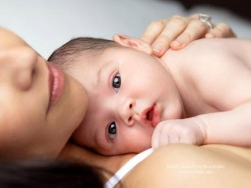 Chữa bằng mẹo gãi môi hoặc tai. Cách chữa mẹo đối với trẻ sơ sinh, bế trẻ lên rồi dùng ngón tay gãi nhẹ trên môi hoặc mang tai của bé khoảng 60 cái, nếu trẻ khóc được thì sẽ khỏi nấc nhanh hơn vì lúc đó thần kinh thực quản giãn ra, triệu chứng nấc sẽ biến mất…