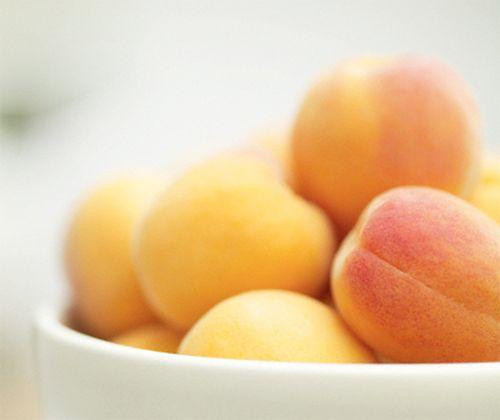Mơ. Mơ là một trong những loại quả chứa nhiều vitamin C nhất, axit citric không chỉ làm sạch da mà còn giúp da trắng lên từng ngày. Nếu là da dầu, bạn chỉ cần cho thêm chút nước với mơ đã nghiền nhuyễn. Nếu là da khô, hãy thêm một vài giọt dầu oliu. Sau khi đắp mặt nạ 15 phút da sẽ láng mịn ngay lập tức.