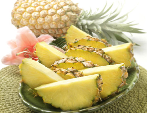 Dứa. Dứa là loại trái cây thân thiện với sức khỏe con người và được phái đẹp yêu thích bởi công dụng làm đẹp. Loại trái cây nhiệt đới này giúp bổ sung hàm lượng alpha – hydroxyl acid – một thành phần quan trọng trong các loại kem chống nhăn, giúp tẩy tế bào da chết và góp phần tái tạo tế bào da.