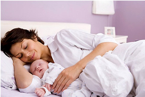 Giảm tiếng ồn trong nhà. Không ngủ chung, nhưng bạn vẫn phải luôn "để mắt" đến bé. Hãy giảm tối đa âm thanh của radio, truyền hình... để ngay khi bé có "động tĩnh" gì là bạn có mặt kịp thời.