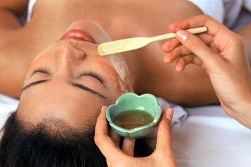 Kem làm trắng và mịn da. Đây là cách làm hơi cầu kỳ, nhưng bạn có thể trữ sản phẩm trong tủ để dùng lâu dài. Nguyên liệu gồm 500g bí đao (bỏ vỏ và ruột), 1 lít rưỡi rượu, 1 lít nước cho vào nồi đất đun nhừ rồi nghiền kĩ, lọc qua vải màn cho mịn. Sau đó đổ thêm 0,5kg mật ong vào nấu chừng 2h cho tới khi hỗn hợp cô lại. Để cao nguội và cho vào lọ kín, cất tủ lạnh dùng dần.