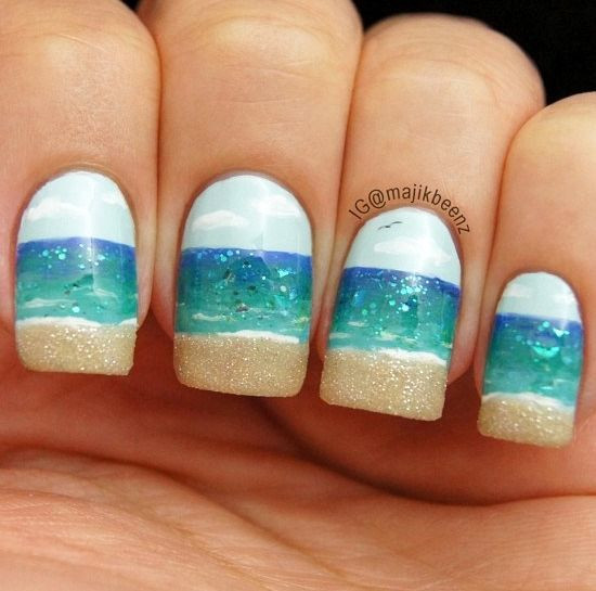 Bờ cát trắng lấp lánh, biển xanh dạt dào và bầu trời trong vắt làm chủ đề cho bộ nail cực ăn ý khi đi biển.