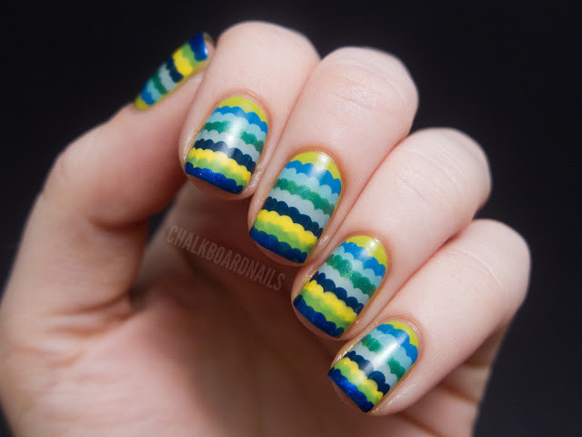 Mẫu nail tràn ngập sóng và màu xanh của biển cả để đón chào ngày hè.