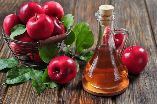 Giảm cân với giấm táo. Giấm táo có thể kích thích quá trình bài tiết tế bào mỡ ra khỏi cơ thể, vì vậy, giấm táo được coi là chất giúp giảm béo tự nhiên, không có tác dụng phụ. Bạn chỉ cần pha một nửa muỗng canh giấm táo với một cốc nước, uống mỗi ngày 2 lần trước bữa ăn.