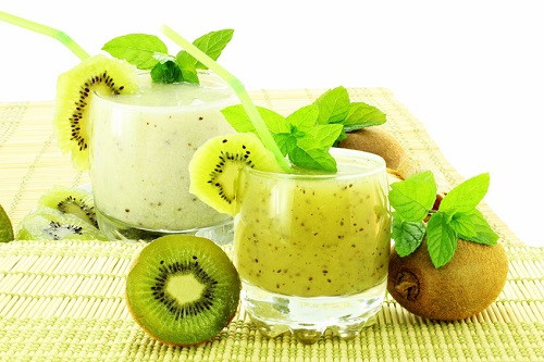 Sinh tố Kiwi. Vị chua thanh mát từ trái kiwi sẽ mang đến cho bạn ly sinh tố hấp dẫn để giảm cân hiệu quả. Kiwi gọt vỏ, bổ đôi, để dành vài lát mỏng để trang trí. Phần còn lại cắt hạt lựu. Cho kiwi cắt nhỏ, nước chanh tươi, đường kính, đá viên vào máy xay sinh tố đánh nhuyễn. Trang trí kiwi lên miệng ly.