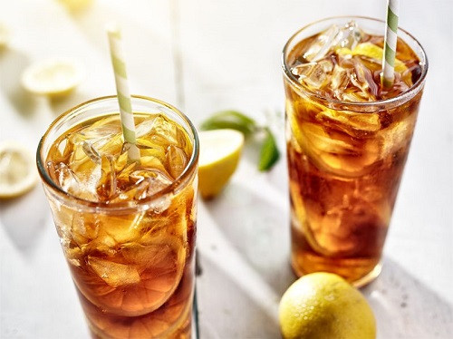 Nước chanh. Cách giảm cân bằng phương pháp này rất dễ thực hiện. Mỗi ngày chỉ cần sử dụng nước chanh pha loãng thay thế cho nước lọc. Pha loãng vừa với khẩu vị của từng người. Thực hiện phương pháp này bạn vẫn có thể ăn uống bình thường, không nên ăn vặt, tránh ăn các loại thực phẩm chứa nhiều dầu mỡ và nước ngọt. Uống nước chanh pha loãng sau khi ăn no.