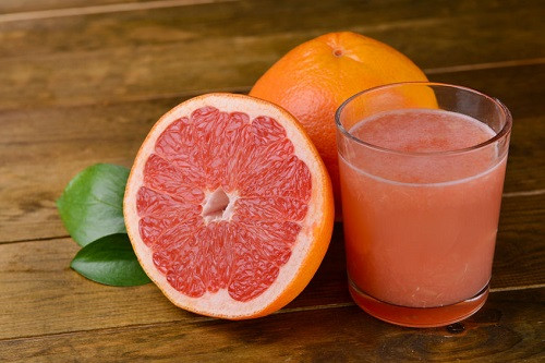 Nước ép bưởi. Bưởi là loại quả giàu vitamin, chất chống oxy hóa, chất xơ và lycopene, ngoài ra nó còn có tác dụng giải độc cơ thể, nhiều chất xơ hòa tan giúp bạn cảm thấy no lâu hơn và tránh ăn quá nhiều. Ăn một vài múi bưởi hoặc uống một cốc nước ép bưởi trước khi ăn cơm sẽ giúp bạn giảm cân hiệu quả hơn.