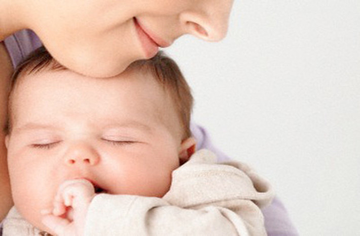 Giống như sởi, rubella cũng chưa có phác đồ điều trị cụ thể. Tuy nhiên, việc chăm sóc bệnh nhân sẽ góp phần đáng kể trong nỗ lực giảm bớt sự khó chịu. Đối với trẻ sơ sinh, điều trị được tập trung vào việc giảm tác hại của biến chứng.