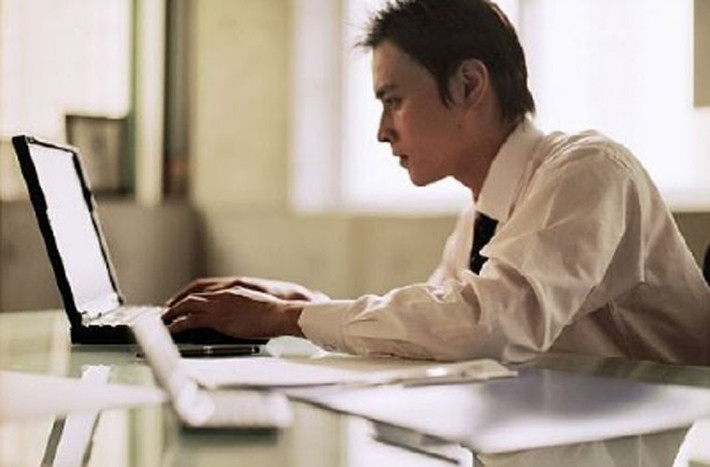 Lên kế hoạch cho những trải nghiệm tích cực. Đừng tự trói buộc với ý nghĩ “một con ngựa đau, cả tàu không ăn cỏ” để rồi cả ngày quanh quẩn bên người bệnh. Việc bạn hi sinh mọi thú vui và công việc để chăm sóc người thân có khi lại tạo ra áp lực cho bệnh nhân, vì họ nghĩ rằng mình đang tạo ra gánh nặng. Bạn có thể duy trì hoạt động xã hội trước đây và làm việc bình thường để tăng thu nhập cho gia đình.