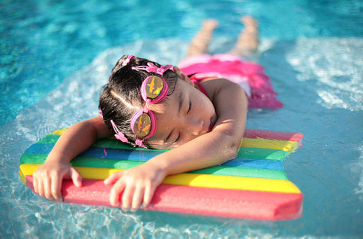 DBPs hình thành từ các phản ứng phức tạp giữa chất khử trùng chlorine, kem chống nắng, dầu gội, tế bào chết và nitrogen (chứa nhiều trong nước tiểu) có khả năng làm biến đổi gen. Sự biến đổi gen này dễ dẫn đến những dị dạng bẩm sinh ở trẻ nhỏ, đẩy mạnh quá trình lão hóa, gây bệnh về đường hô hấp và ung thư.