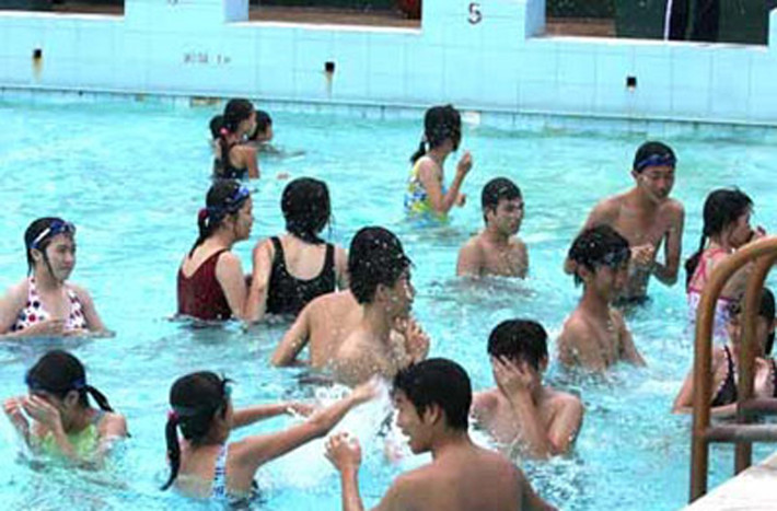 Để chứng thực sự nguy hại đến từ bể tắm công cộng, các nhà khoa học đã lựa chọn 49 người trưởng thành và không có vấn đề về sức khỏe để bơi dưới hồ trong vòng 40 phút. Kết quả là các chất gây ung thư được tìm thấy trong xét nghiệm máu và nước tiểu của những người trên tăng cao gấp năm lần so với bình thường.
