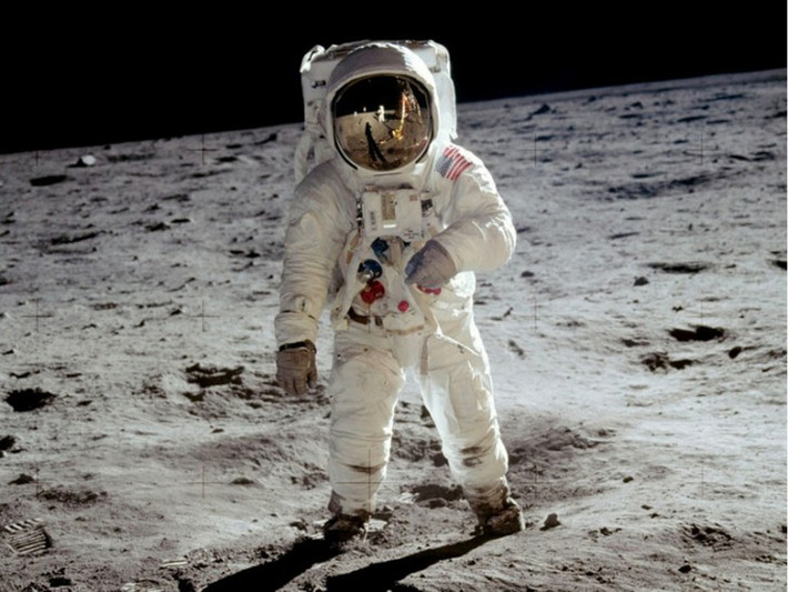 3 - Sử dụng cho phi hành gia NASA: trạng thái không trọng lượng và sống không gian bao la của vũ trụ có thể gây nên tình trạng “say sóng” ở các phi hành gia. Năm 2012, một báo cáo cho biết NASA từng phối hợp với công ty Epiomed Therapeutics, Inc để cung cấp loại bình xịt mũi có tên scopolamine INSCOP. Sử dụng scopolamine cho phép các phi hành gia nhanh chóng đưa ra cách giải quyết cũng như định hướng trong các trường hợp khẩn cấp.