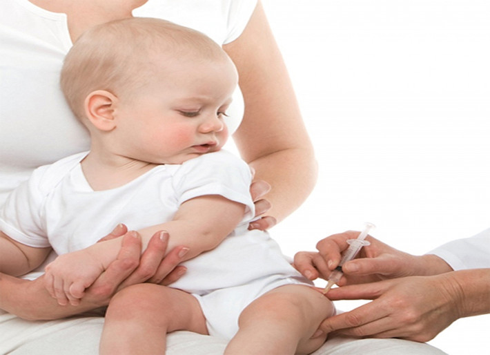 Về phòng ngừa. Cách phòng ngừa sởi phổ biến là tiêm phòng vắc xin tam liên. Mũi đầu tiên thực hiện lúc trẻ được 12 đến 15 tháng tuổi. Mũi tiêm nhắc lại có thể thực hiện lúc trẻ được 4 đến 6 tuổi tuy nhiên cũng có thể tiêm nhắc vào bất cứ lúc nào sau mũi thứ nhất bốn tuần. Còn lại, Rubella được phòng ngừa khá hiệu quả bởi vắc xin dòng RA 27/3 và Cendehill.