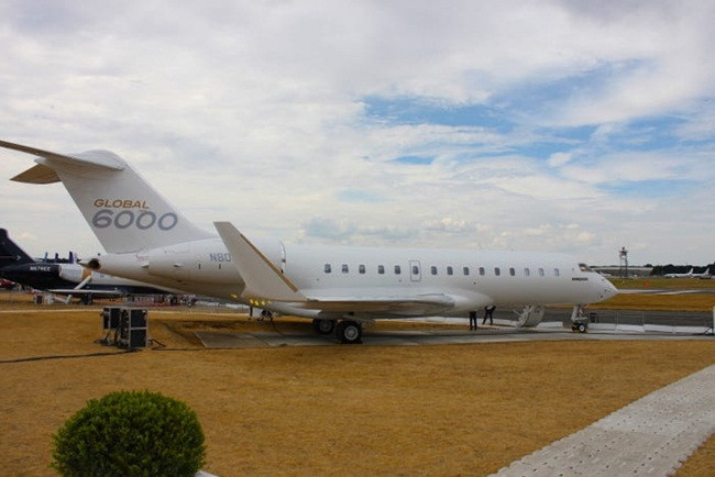 Ví dụ như Air Charter Service có trụ sở ở Mỹ đưa hành khách từ Los Angeles đến Thượng Hải trên máy bay Bombardier 6000 14 chỗ với giá 23.000 USD/chỗ ngồi.
