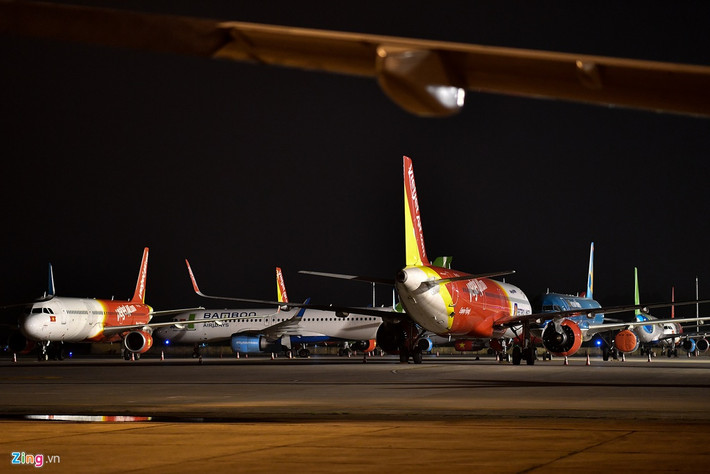 Vietnam Airlines hiện có 99 máy bay trong đội bay, bao gồm nhiều dòng như Airbus A321, A350 hay Boeing 787. Từ gần một tháng trước, Vietnam Airlines đã để 40% máy bay “đắp chiếu” và giảm lương từ lãnh đạo tới nhân viên. Theo ông Dương Trí Thành, Tổng giám đốc Vietnam Airlines, tại thị trường trong nước, dịch bệnh viêm đường hô hấp cấp do chủng mới của virus SARS-CoV-2 (COVID-19) “kéo” hàng không chậm lại 3-4 năm và làm cho tích lũy của 4-5 năm trước coi như về 0.