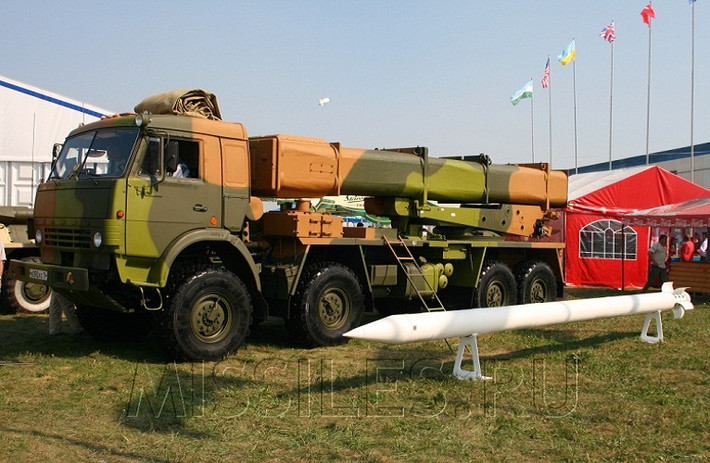 9A52-4 được đặt trên khung gầm xe tải KAMAZ chuyên dụng 8x8, Tornado sở hữu sức mạnh vượt trội hơn nhiều so với hệ thống pháo phản lực phóng loạt M270 MLRS của Quân đội Mỹ. Nó còn được trang bị nhiều loại đầu đạn khác nhau và có sức công phá cực mạnh, đủ khả năng phá hủy hoàn toàn một khu vực rộng lớn trong duy nhất một loạt bắn.