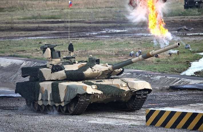 Những chiếc T-90 được trang bị vũ khí chính là một pháo nòng trơn 125mm đi kèm với đó là hệ thống điều khiển hỏa lực tiên tiến. Nó có thể bắn các loại đạn xuyên giáp cũng như tên lửa chống tăng dẫn đường bằng hồng ngoại thông qua nòng pháo.