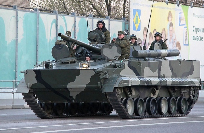 BMP-3 có trọng lượng 19 tấn có thể mang theo 7 binh sĩ cùng đầy đủ trang bị. Hỏa lực của BMP-3 gồm một pháo tự động 100mm có thể bắn tên lửa chống tăng AT-10 Stabber và một pháo tự động đồng trục pháo chính cỡ 30mm.