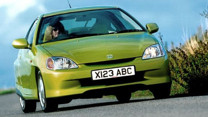 Nối tiếp sau đó là chiếc Honda Insight ra đời vào năm 1999. Thiết kế của xe khá đẹp và giúp giảm thiểu khí thải CO2 ra môi trường.
