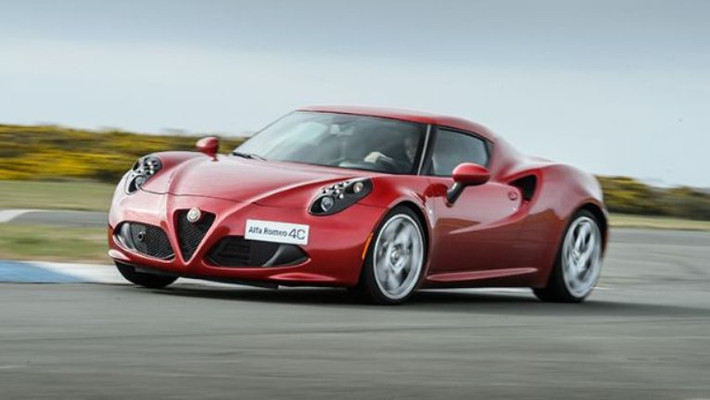 Tuy nhiên, khác với 8C, Alfa Romeo 4C có thiết kế rất tuyệt vời, đặc biệt là đèn pha rất đặc trưng.