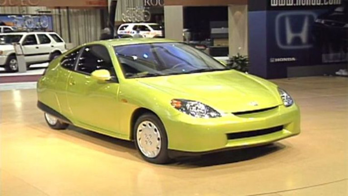 Nối tiếp phiên bản JV-X năm 1997, Honda cho ra mắt dòng xe lai Honda VV tại Detroit năm 1999. Xe có 1 động cơ 3 xi-lanh 1,0 lít và 1 động cơ điện. Với màu xanh lá cây, những chi tiết bằng nhựa và nhôm rất nhẹ, Honda VV là mẫu xe độc đáo và thân thiện với môi trường.