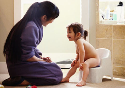 Hướng dẫn: Sự hướng dẫn phải từng bước, trong vài tuần, vài tháng, nên nhớ nguyên tắc chính là không ép buộc mà phải khuyến khích trẻ. Hướng dẫn bé những cách đi vệ sinh hoặc cách ngồi bô chỉ cho trẻ cách ngồi và giải thích cách làm thế nào. Trẻ sẽ học bằng cách quan sát hành động của người lớn và làm theo.