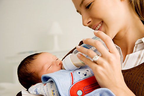 Dinh dưỡng cho trẻ sinh non. Sữa mẹ là nguồn dinh dưỡng tốt nhất cho trẻ sơ sinh, đặc biệt là đối với trẻ sinh non. Thành phần trong sữa mẹ sẽ giúp sức khỏe bé dần dần được cải thiện. Thành phần (các tế bào sống, các enzym, hormon, lactoferrin và lysozyme) trong sữa mẹ giúp bé hạn chế cao khả năng bị nhiễm trùng, giúp bé tăng trưởng và cung cấp một nguồn protein cực lớn cho trẻ.