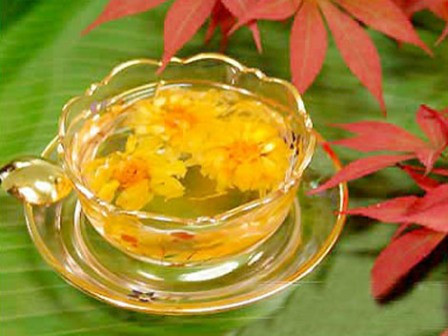 Sử dụng trà thảo dược. Rất nhiều loại trà thảo dược như trà thì là, trà hoa cúc, trà cam thảo, trà mâm xôi… được cho là có tác dụng kích thích tử cung để chuẩn bị cho cơn co dạ con và sinh nở. Vì vậy, sử dụng những loại trà này khi mang thai sẽ có thể gây sảy thai, sinh non. Mẹ bầu nên tham khảo ý kiến bác sĩ chuyên khoa trước khi bổ sung bất cứ loại đồ ăn, uống nào vào cơ thể để được an toàn nhất khi mang thai.