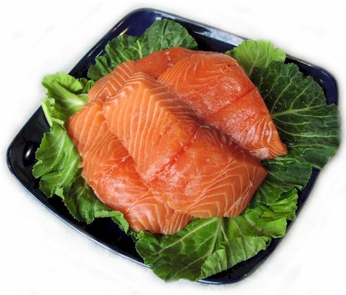 Thực phẩm giàu omega-3. Acid béo Omega-3 được xem là một chất béo có lợi. Tuy nhiên, hầu hết chúng ta không có đủ Omega-3 trong bữa ăn hằng ngày mà thay vào đó là ăn uống dư thừa những chất béo có hại như mỡ động vật. Omega-3 bên cạnh tốt cho tim mạch và trí nào mà còn tăng cường sự mịn màng, trơn mượt và dẻo dai cho làn da. Omega-3 được tìm thấy đa số trong các loài cá đại dương, nước lạnh như cá thu, cá hồi và cá ngừ.