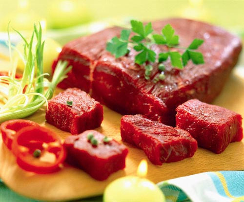Ăn thực phẩm giàu chất sắt và protein: Mệt mỏi có thể bắt nguồn từ nguyên nhân thiếu máu, thiếu sắt. Trong trường hợp này, bạn cần điều chỉnh lại chế độ ăn uống của mình. Nên bổ sung vào chế độ ăn uống những loại thực phẩm như thịt đỏ, thịt gia cầm, hải sản, rau lá xanh, cơm, mì ống, đậu.