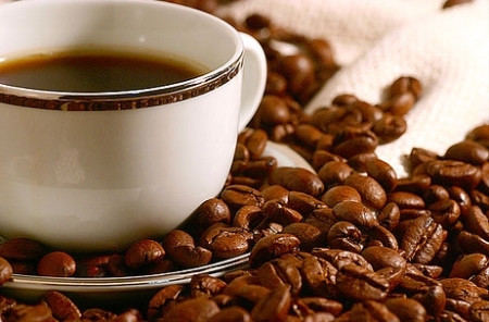 Cần lưu ý không sử dụng đồ ăn, thức uống có chứa caffein vào buổi sáng (nếu dùng thì cũng không được quá 200mg caffein/ngày). Điều này nghĩa là bạn không được uống trà, cafe, nước tăng lực, nước giải khát có chứa caffein cũng như tránh chocolate vào buổi sáng.