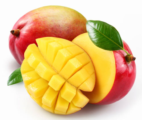 Xoài. Trong xoài có chứa hầu hết các loại vitamin thiết yếu mà trẻ cần phải bổ sung như A, C, E và K cũng như chất xơ, magiê và kali. Có thể xay nhuyễn thành nước cho bé uống hoặc cắt ra thành từng miếng nhỏ, lưu ý loại bỏ hết xơ để trẻ không bị hóc.