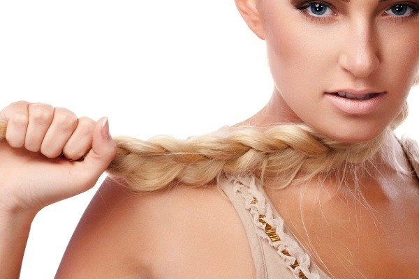 Tết tóc trước khi đi ngủ. Nếu bạn thấy việc cuốn lô cầu kỳ, mất thời gian, khó để thực hiện một mình hoặc gây khó khăn khi nằm ngủ, thì tết tóc là một cách đơn giản và nhanh gọn hơn rất nhiều. Sau khi gội và xả tóc sạch, bạn dùng máy sấy tóc. Tuy nhiên chỉ sấy cho tóc gần khô, giữ lại một độ ẩm tương đối, thoa hoặc xịt kem dưỡng tạo kiểu, chia tóc thành 2 phần và tết. Sáng hôm sau khi thức dậy, bạn chỉ cần gỡ bỏ phần tết tóc thì đã có ngay một mái tóc xoăn rất nữ tính rồi.