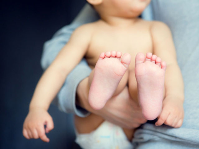 Nếu thấy xuất hiện những hiện tượng như sưng phồng, tấy đỏ, chấm trắng hay chảy máu nhẹ nơi vùng kín bạn cũng không nên phải lo lắng, đây là những dấu hiệu bình thường trong một vài tuần đầu sau khi sinh và nguyên nhân là do bé phải chịu sự ảnh hưởng của một loại hormone từ cơ thể người mẹ trong quá trình mang thai.