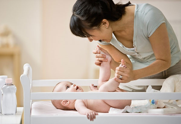 Không nên bôi bất cứ loại kem hay dầu nào vào vùng kín của bé trừ khi có sự đồng ý của bác sĩ.