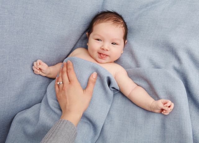 Nếu chị em nhận thấy vùng kín của bé có bất cứ sự thay đổi bất thường nào như ngứa ngáy, màu lạ xuất hiện, bất chợt có dịch tiết âm đạo hoặc vùng kín bốc mùi… thì hãy nhanh chóng đưa bé đến bác sĩ thăm khám ngay lập tức. Đây có thể là những dấu hiệu của nhiễm trùng vùng kín cần được điều trị kịp thời.