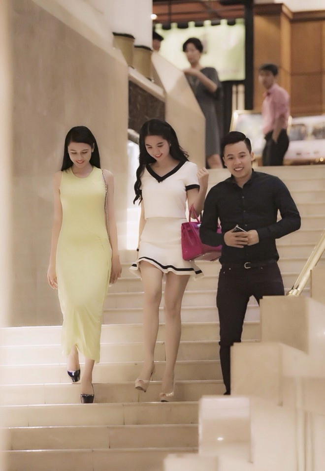 Ông bầu Vũ Khắc Tiệp xuất hiện sau đó vài phút. Anh ăn vận bảnh bao với áo sơ-mi đen và quần tối màu.