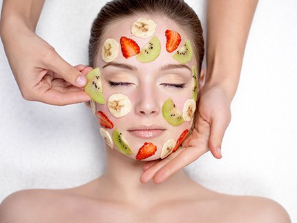 Đắp mặt nạ. Phụ nữ trung niên nên có thói quen đắp mặt nạ tự nhiên phù hợp với loại da. Mặt nạ tự nhiên rất tốt cho da. Có nhiều loại mặt nạ tự nhiên như dâu tây hay đu đủ thích hợp với da mỏng manh.
