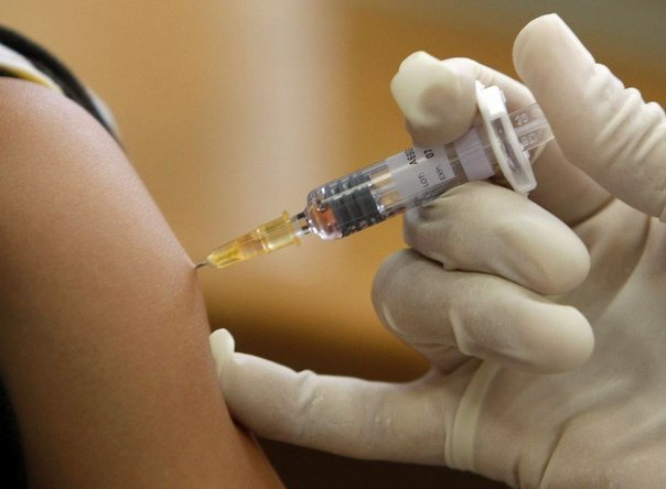 Rubella. Nếu mẹ bị nhiễm Rubella trong 3 tháng đầu thai kì thì nguy cơ trẻ bị dị tật rất cao. Vì vậy, cần tiêm ngừa trước khi mang thai 3 tháng hoặc ít nhất là 1 tháng.