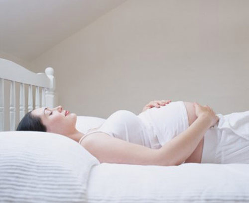Nhiễm nấm lúc mang thai. Dù không nghiêm trọng nhưng thường làm trẻ khó chịu, ngứa ngáy và quấy khóc. Nấm thường phát triển ở lưỡi và niêm mạc miệng thành từng đám trắng hoặc bộ phận sinh dục.