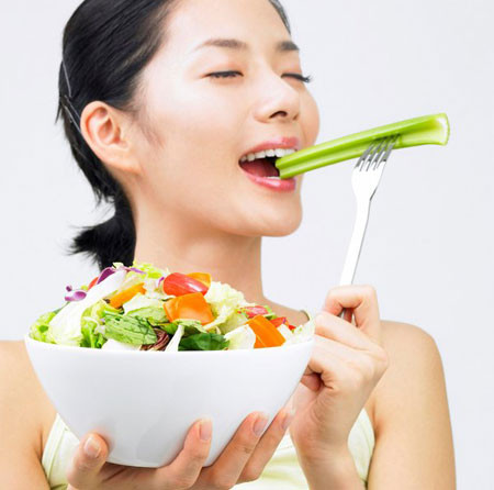 Chế độ ăn uống hợp lý. Để giảm béo cấp tốc cho bắp tay của mình, bạn cũng nên duy trì chế độ ăn uống hợp lý như: không ăn các thực phẩm tích mỡ như bơ động vật, thực vật và một số loại dầu chiết xuất từ rau. Bên cạnh đó, bạn cũng nên bổ sung năng lượng cho cơ thể với thịt nạc, sữa ít béo, trái cây, rau xanh, trà xanh…để giảm béo hiệu quả hơn.