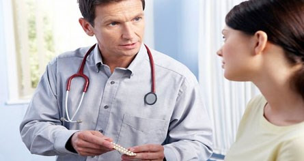 Khi gặp các trường hợp trên, chị em cần được tái khám ngay để bác sĩ kiểm tra lại vòng. Những chỉ định tháo vòng ra ngay khi: chảy máu nhiều, đau bụng dưới nhiều, viêm nhiễm vùng chậu. Những trường hợp tháo vòng khác: muốn có thai lại, áp dụng biện pháp ngừa thai khác, vòng tránh thai đã hết hạn sử dụng, có thai trong lúc mang vòng tránh thai ở tử cung